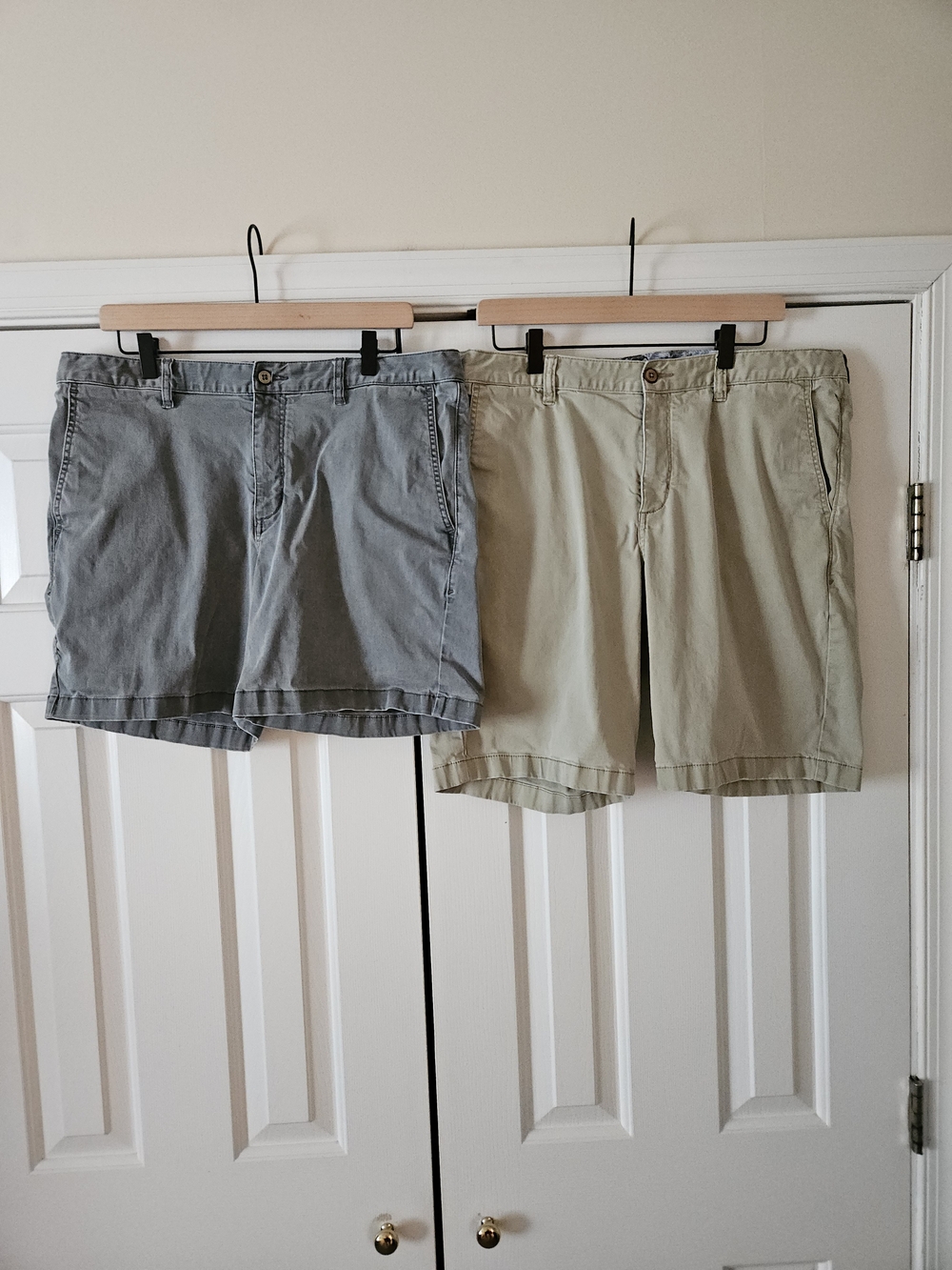 Lot Of 2 Tommy Bahama Men's Gray & Beige Cotton Blend Chino Shorts. 6" And 10".